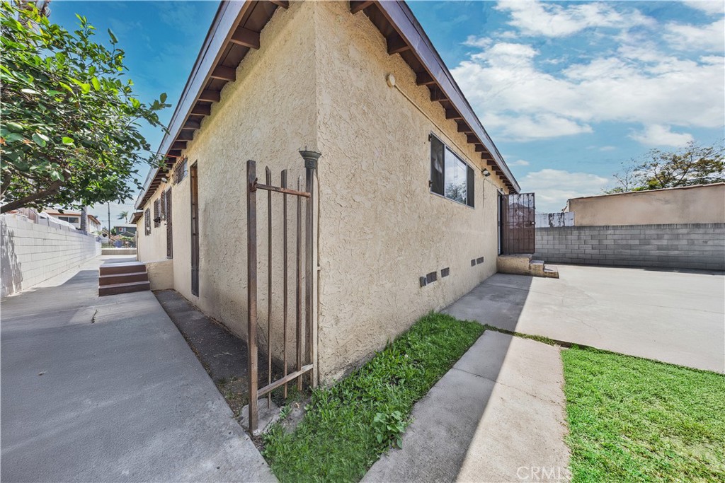 915 E 41st Property Photo 49