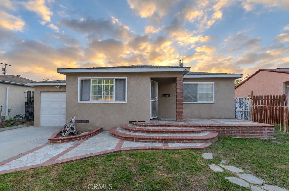 2211 N Grape Ave Property Photo 1