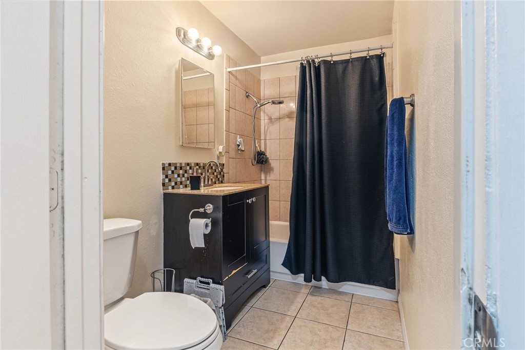 2211 N Grape Ave Property Photo 4