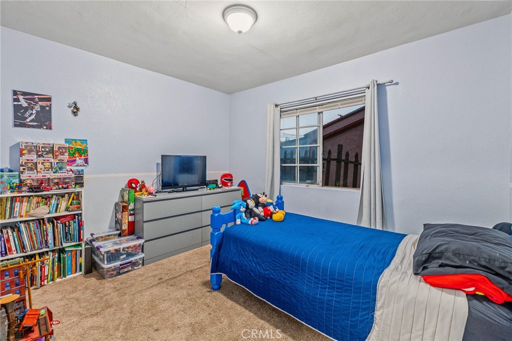 2211 N Grape Ave Property Photo 5