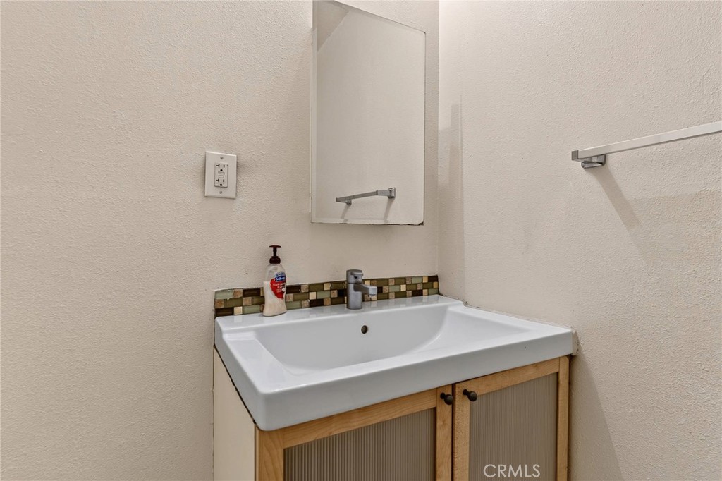 2211 N Grape Ave Property Photo 6