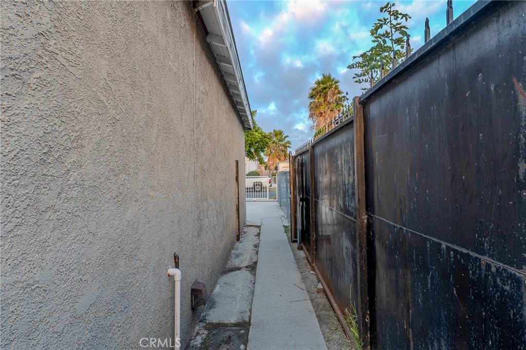 2211 N Grape Ave Property Photo 19