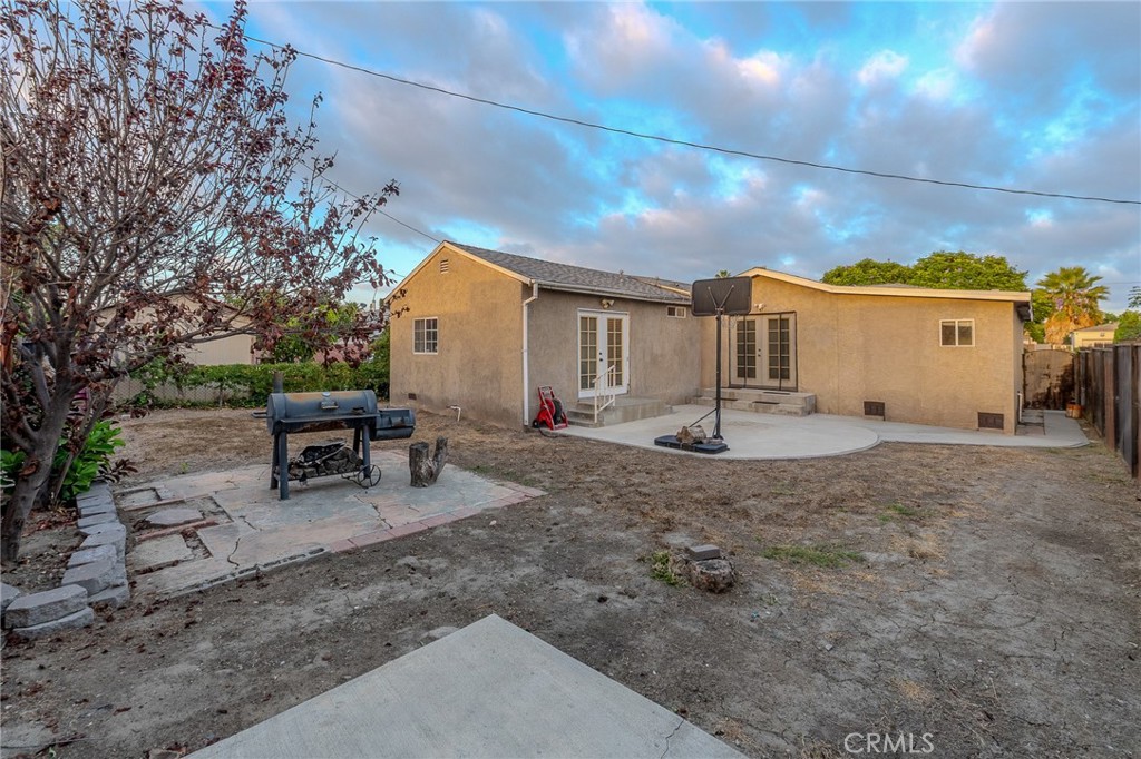 2211 N Grape Ave Property Photo 21