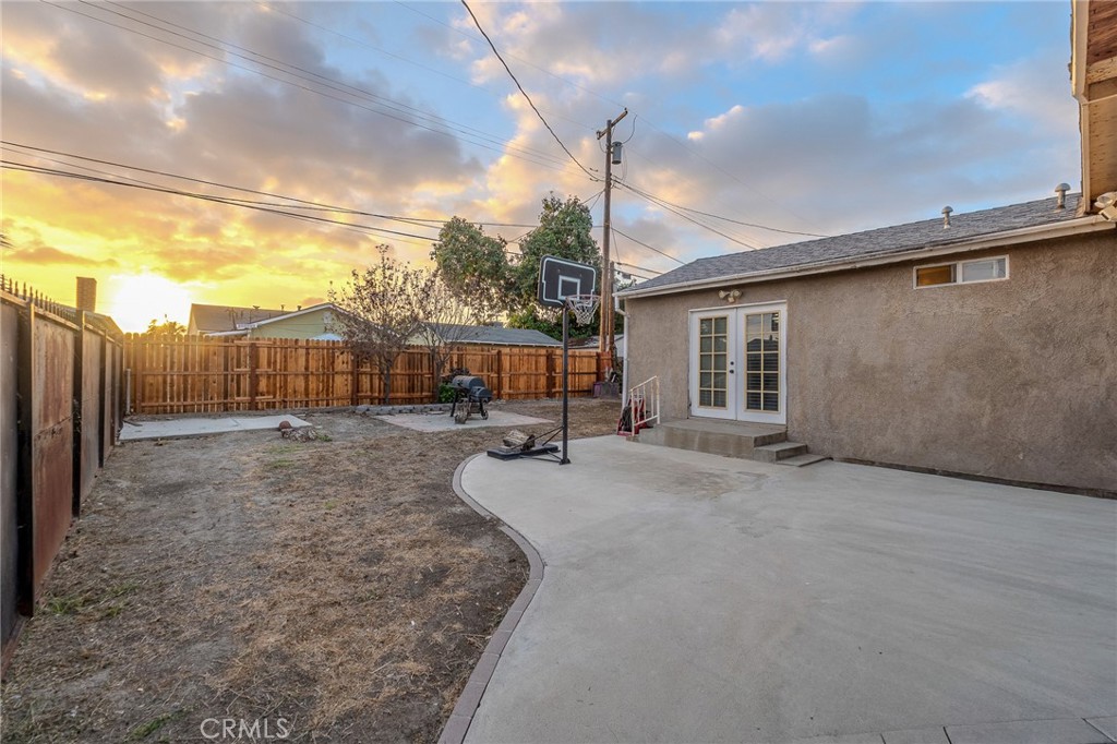 2211 N Grape Ave Property Photo 22