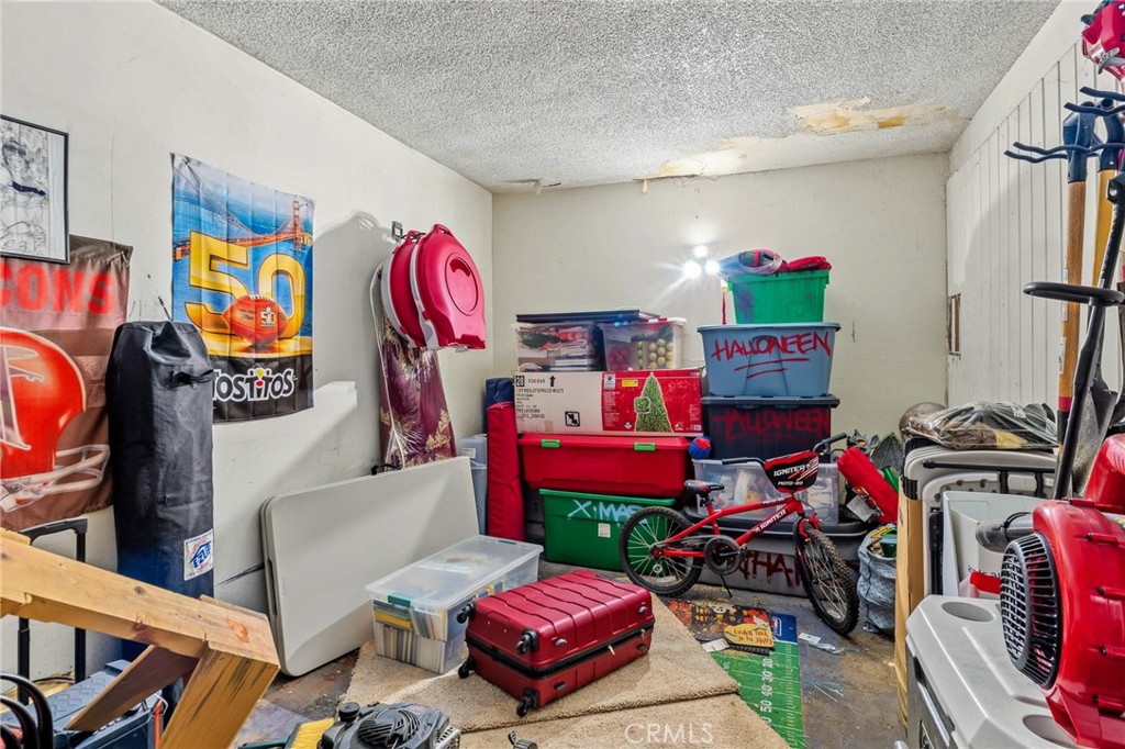 2211 N Grape Ave Property Photo 23