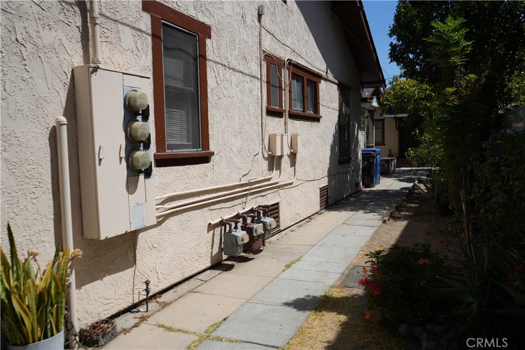 1138 S Ardmore Property Photo 4
