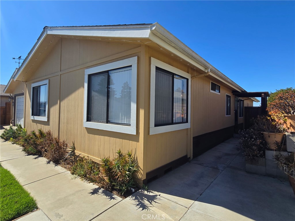 3435 Greenacre Property Photo 4