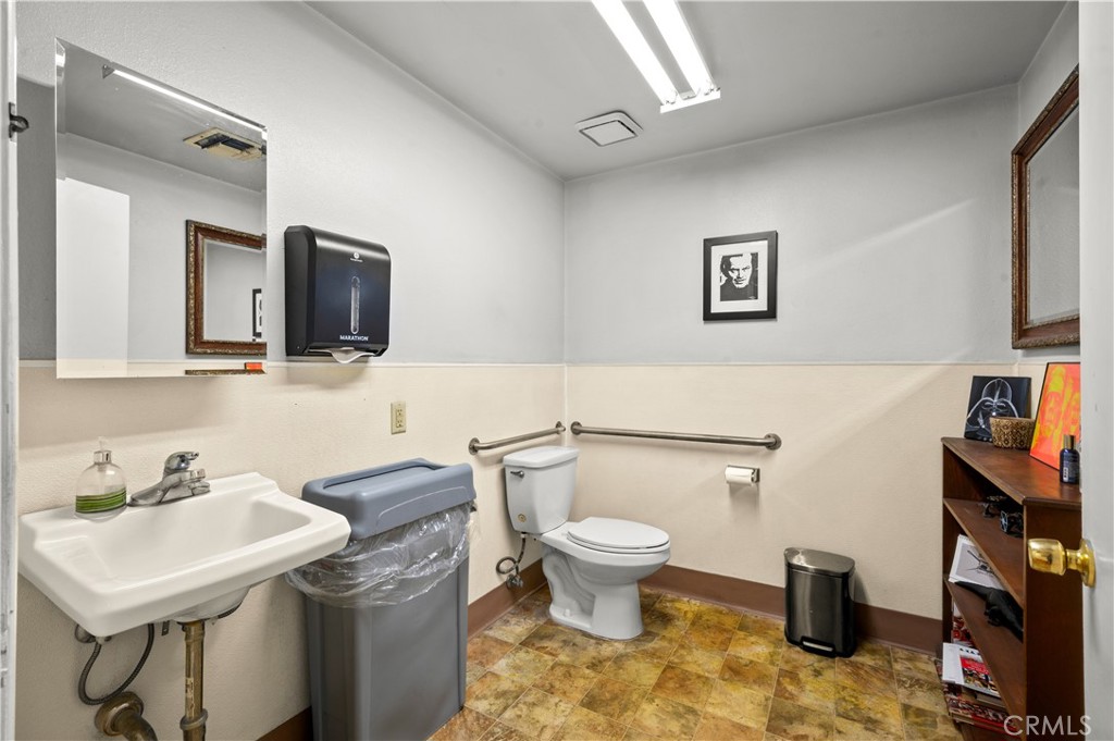 5565 Sheila Street Property Photo 12