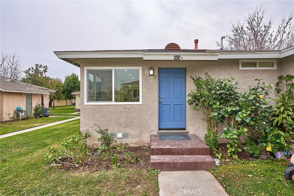 443 1/2 E 234th Walk Property Photo 1