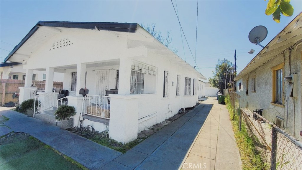 242 W 58th Property Photo 3