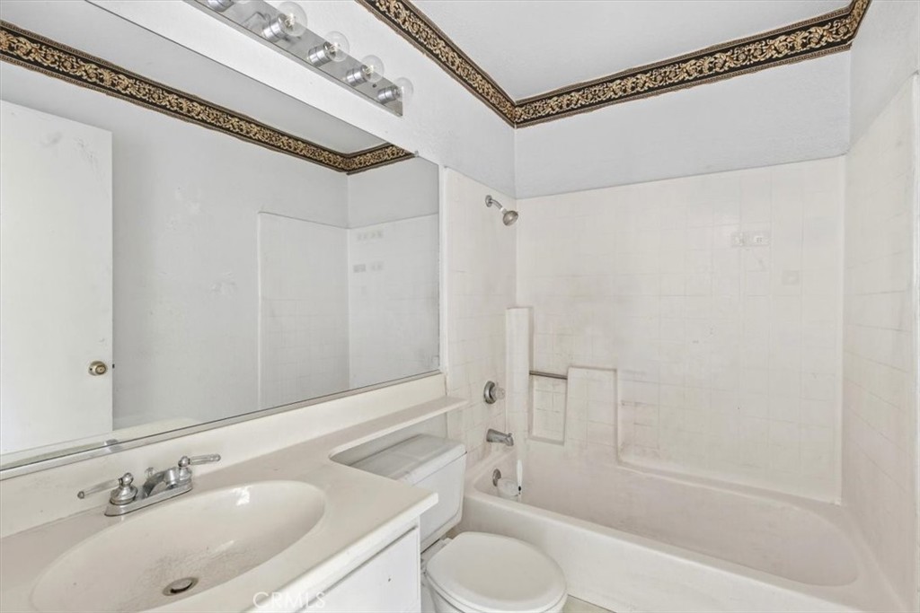 2243 N Maple Property Photo 29