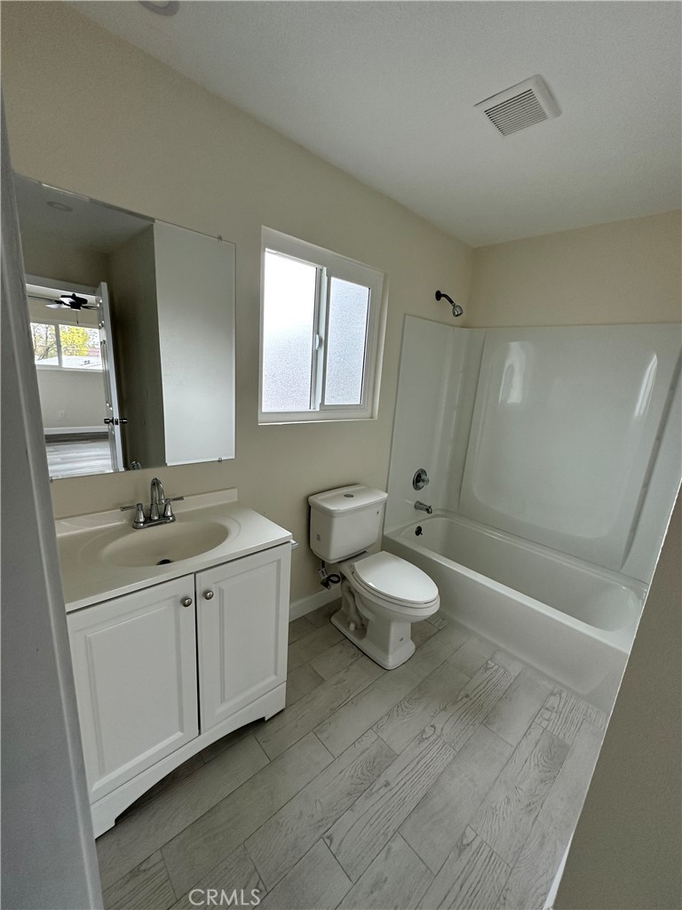 124 E 10th Property Photo 10