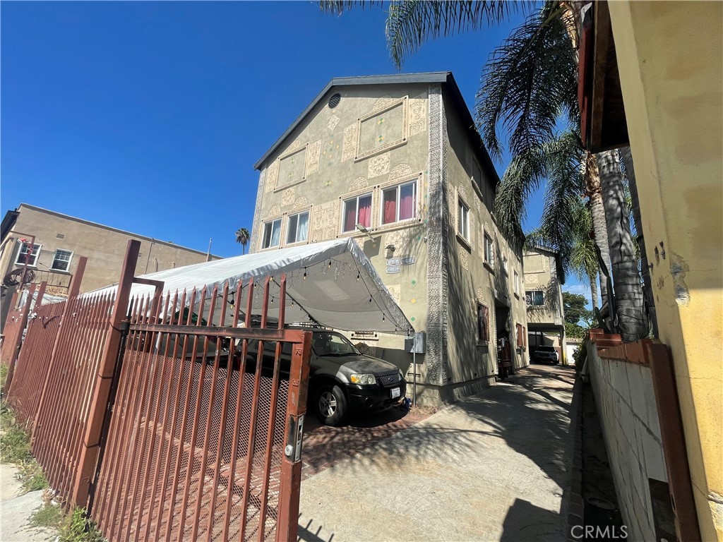 443 W 49th Property Photo 1