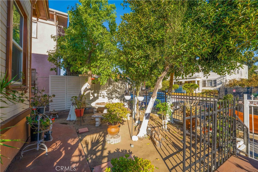 1460 W 23rd Street Property Photo 3