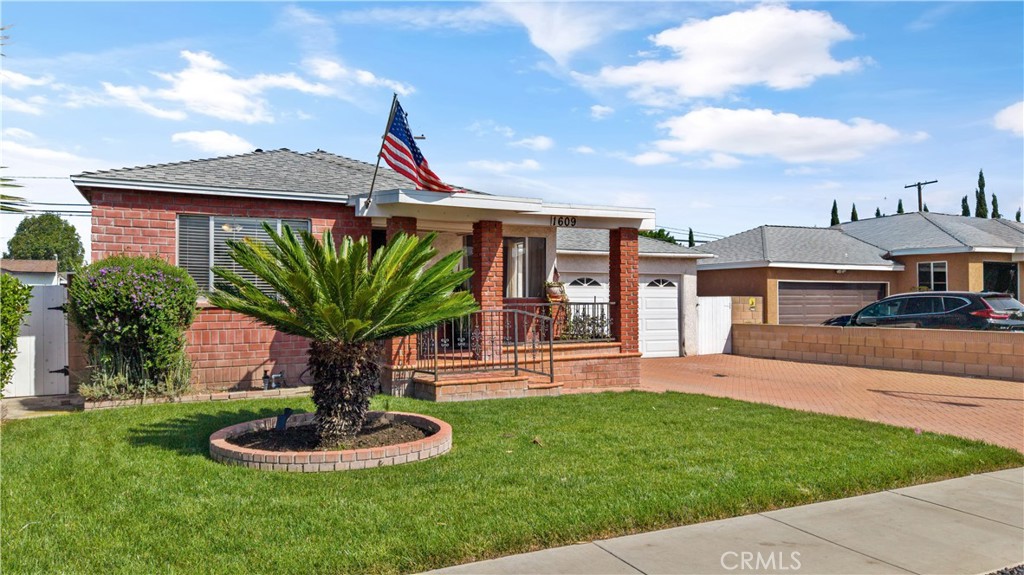 1609 E Silva Property Photo 3