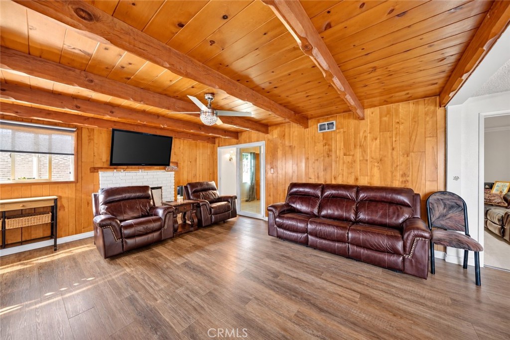 751 E Hensel Property Photo 7