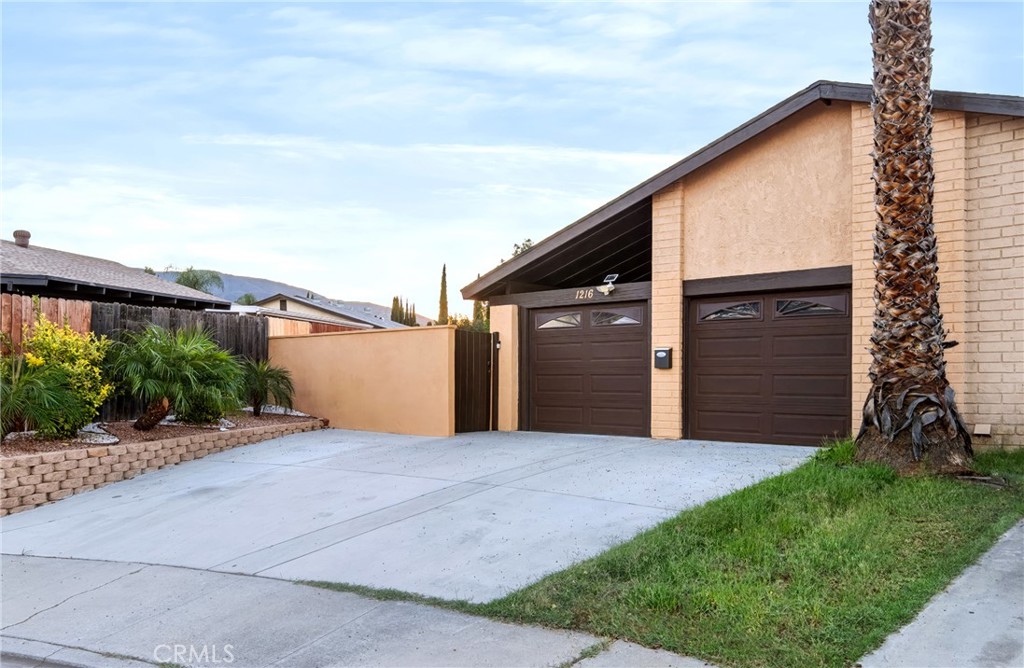 1216 Hampton Circle Property Photo 1