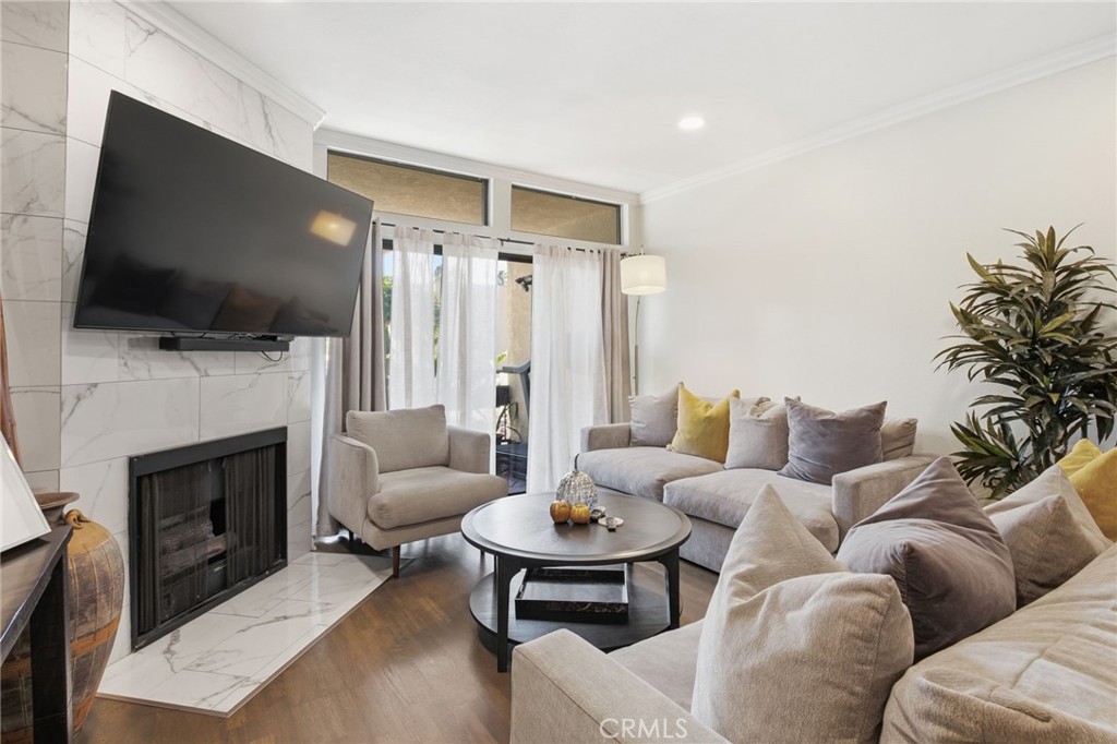729 S Hobart Boulevard 11 Property Photo 1