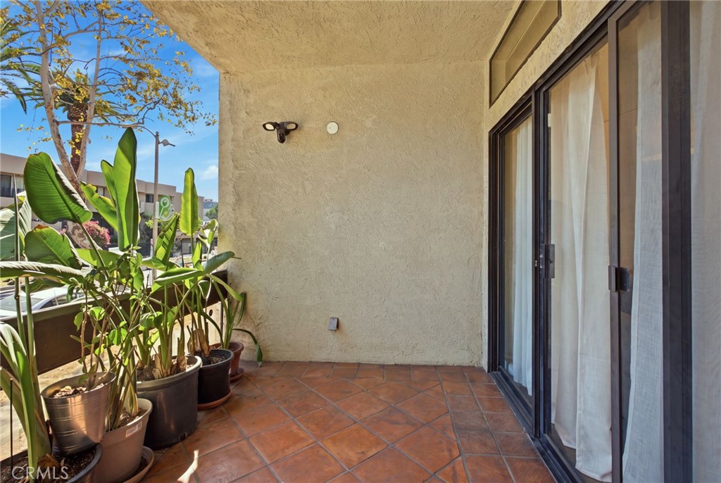 729 S Hobart Boulevard 11 Property Photo 19