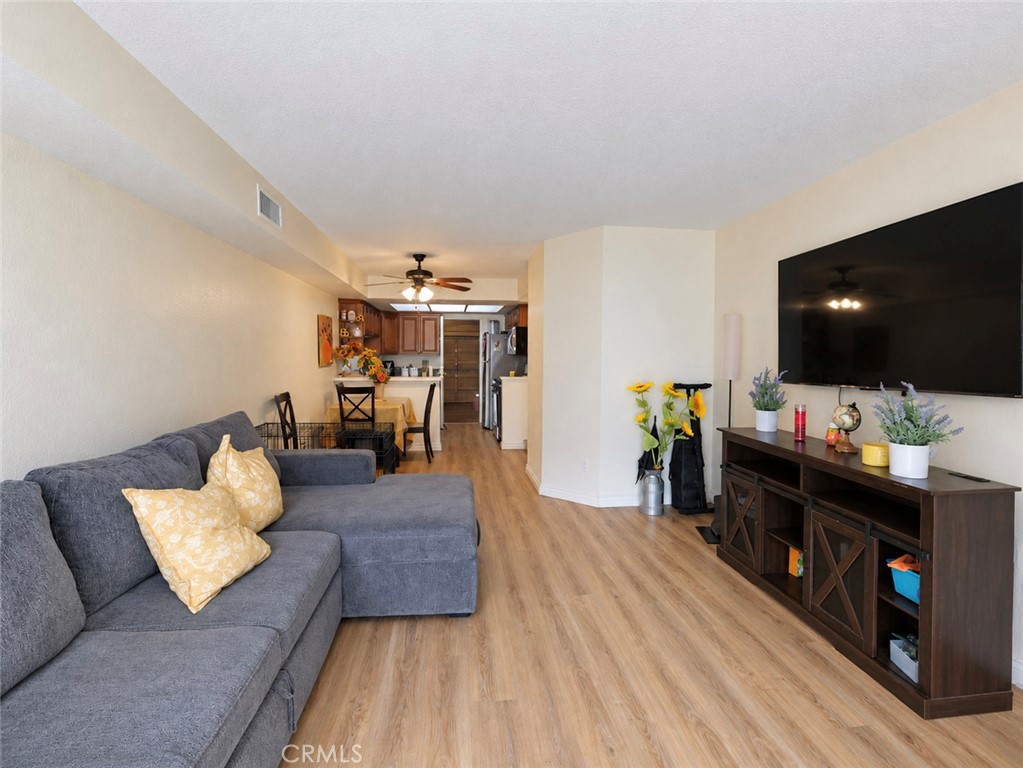 182 W Walnut B Property Photo 3