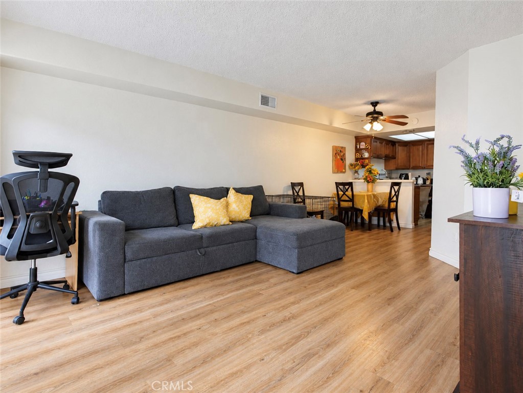 182 W Walnut B Property Photo 4