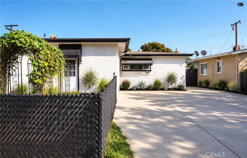 14312 Dumont Property Photo 2