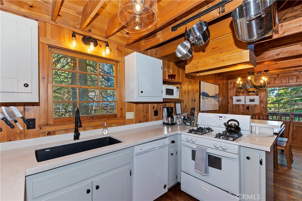 28410 Larchmont Lane Property Photo 14
