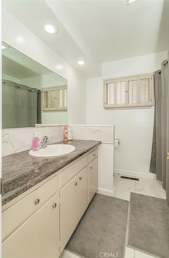 6026 N Winchester Avenue Property Photo 22