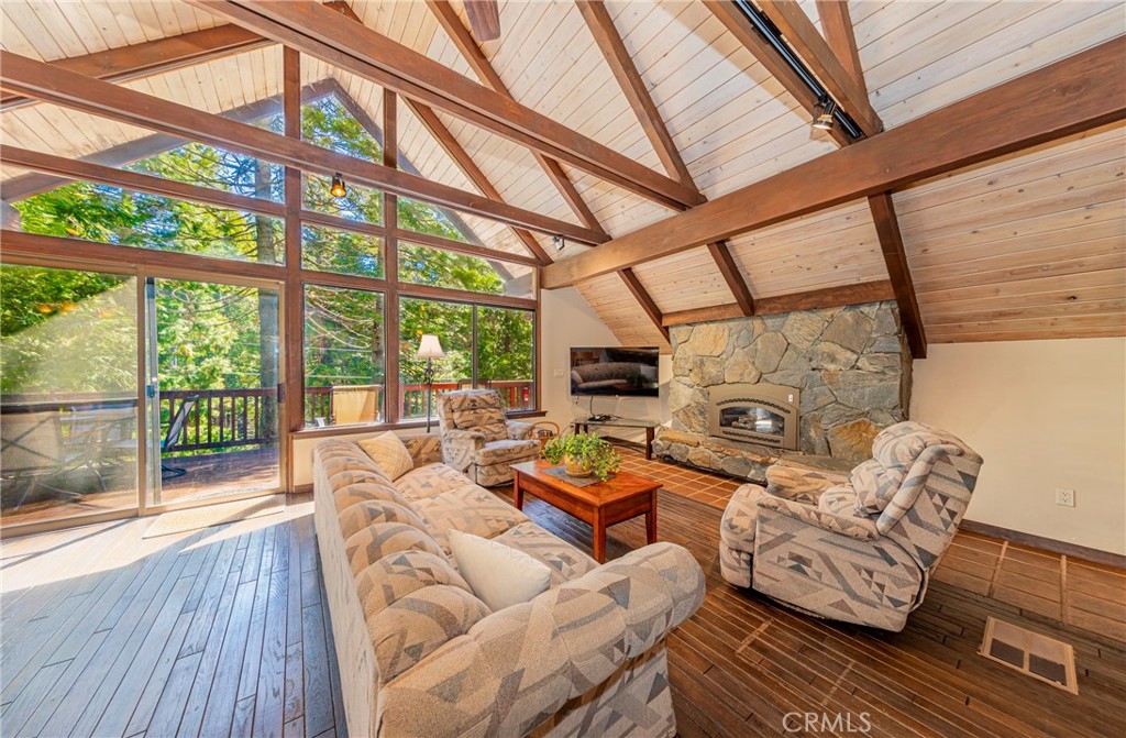 1163 Silvertip Lane Property Photo 4