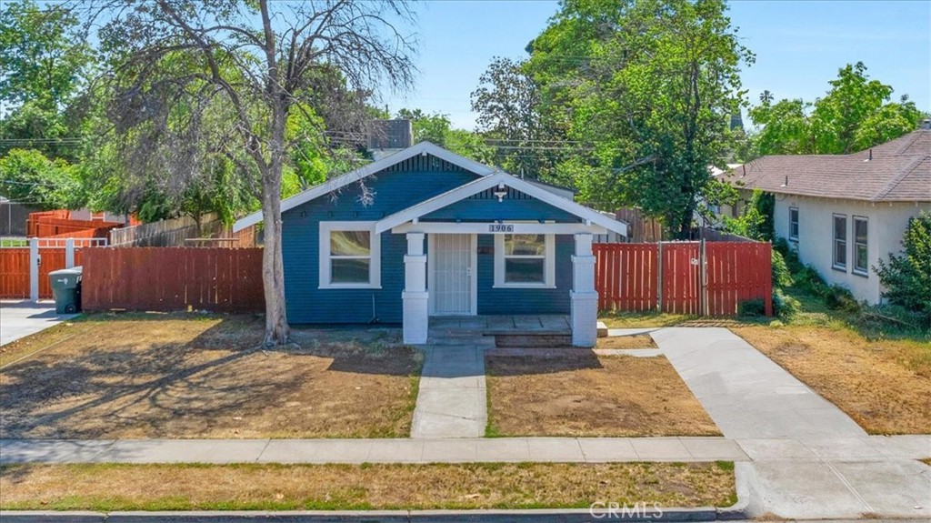 1906 N Fruit Avenue Property Photo 1
