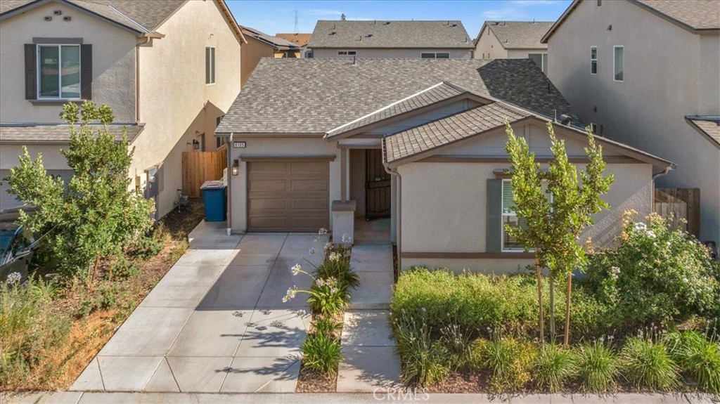 6105 W Richert Avenue Property Photo 1