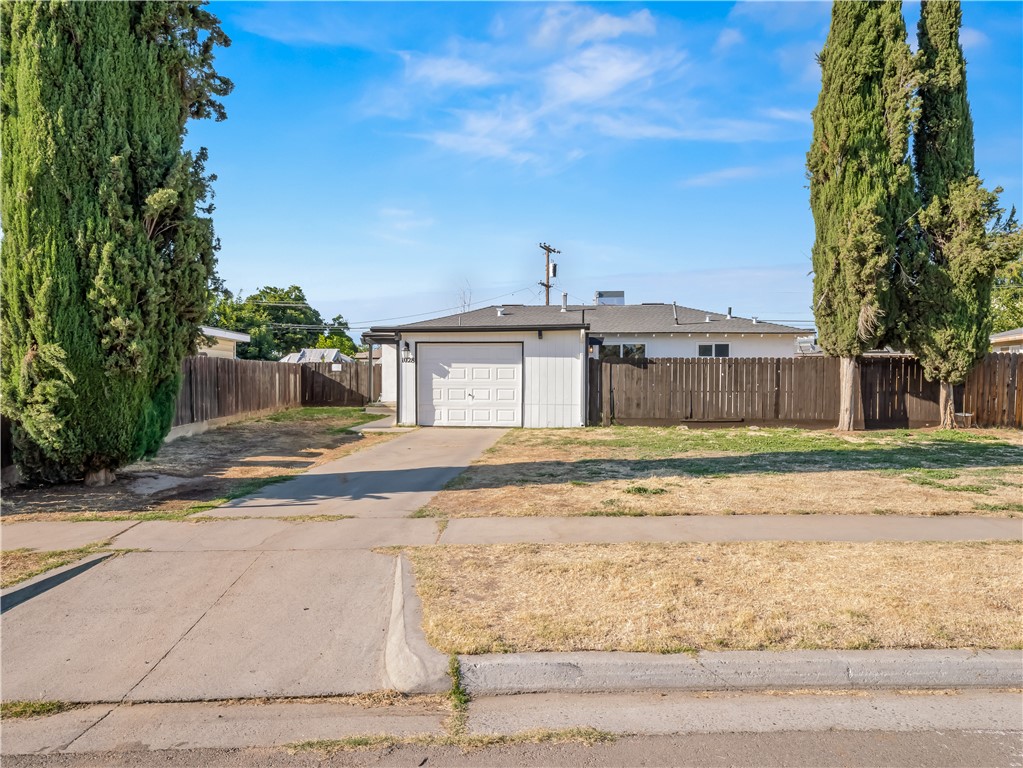 1028 W Holland Avenue Property Photo 1