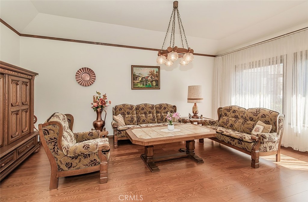 7355 N Pacific Property Photo 3