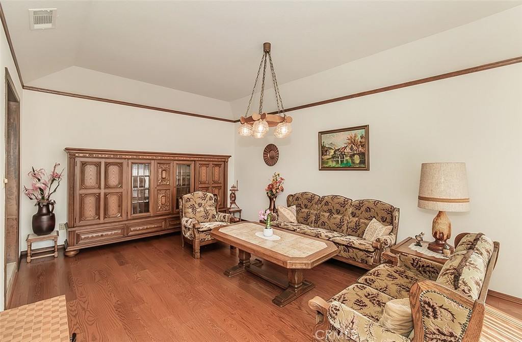 7355 N Pacific Property Photo 4
