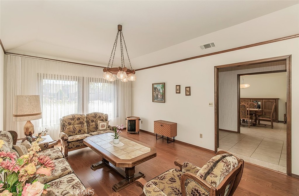 7355 N Pacific Property Photo 5