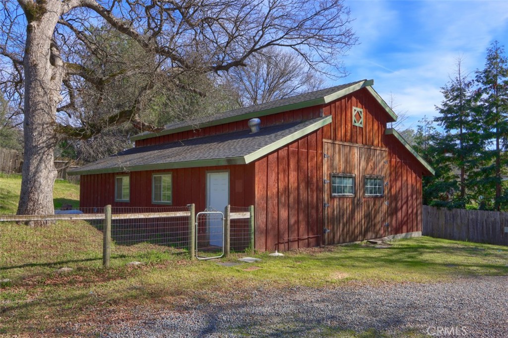 31729 Cherokee Property Photo 3