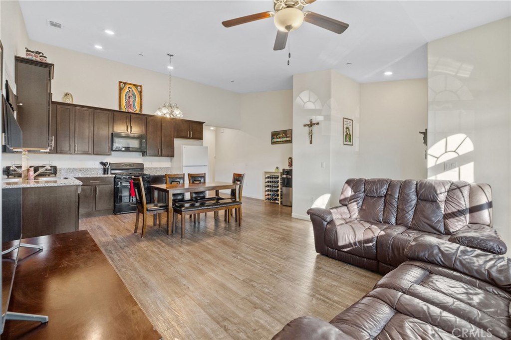 1237 E Orange Street Property Photo 4