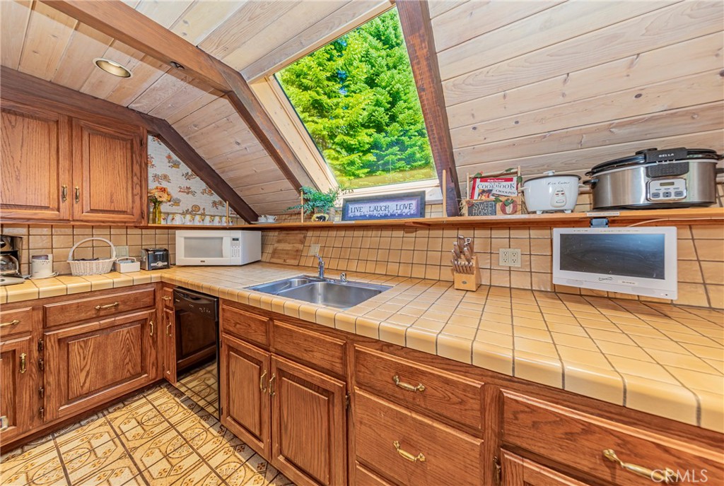 1163 Silver Tip Property Photo 12