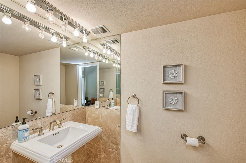 12235 Willow Avenue Property Photo 19