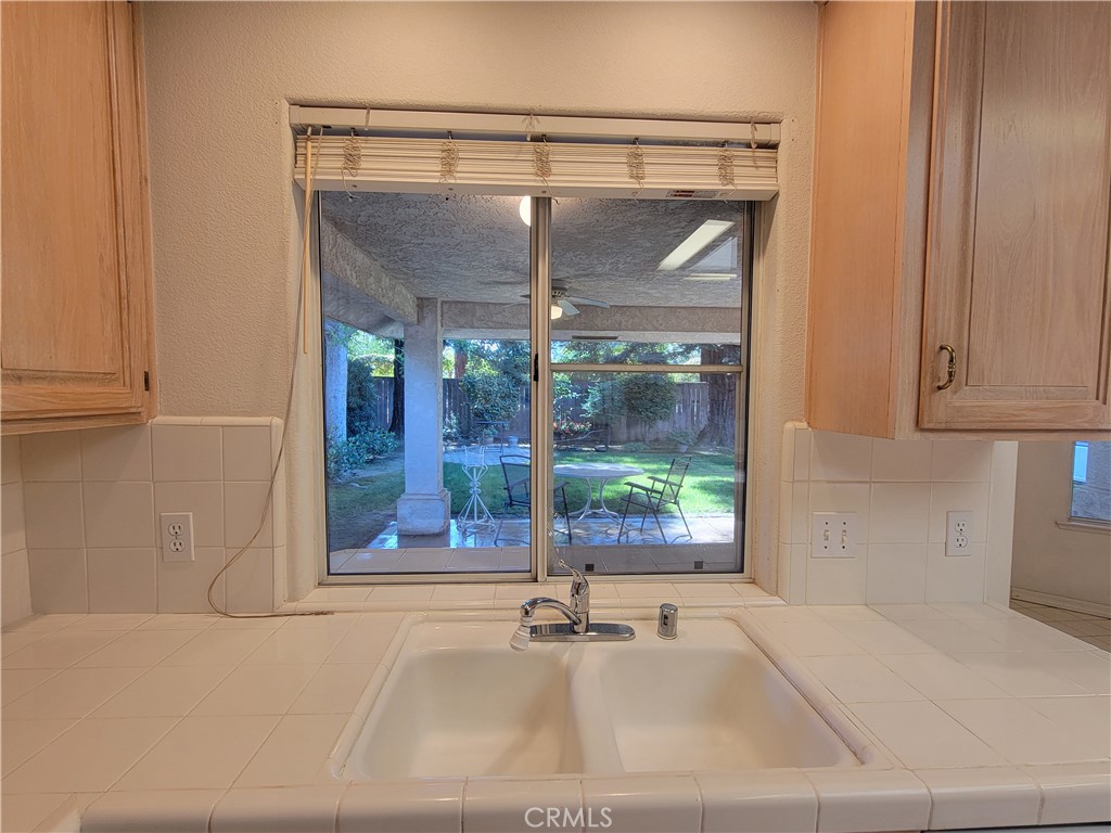 819 E Woodhaven Property Photo 23