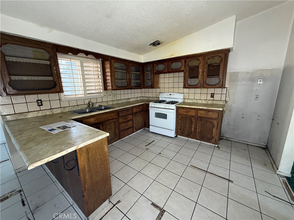 1152 E Drummond Property Photo 5