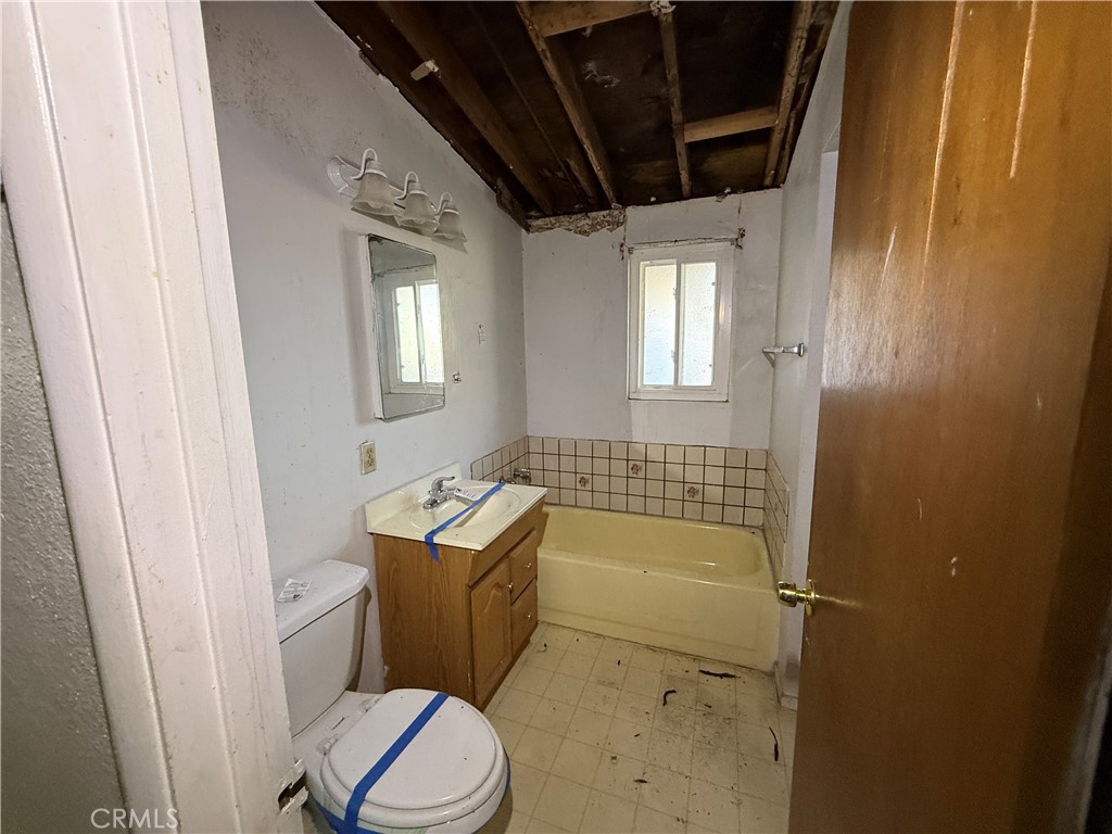 1152 E Drummond Property Photo 9