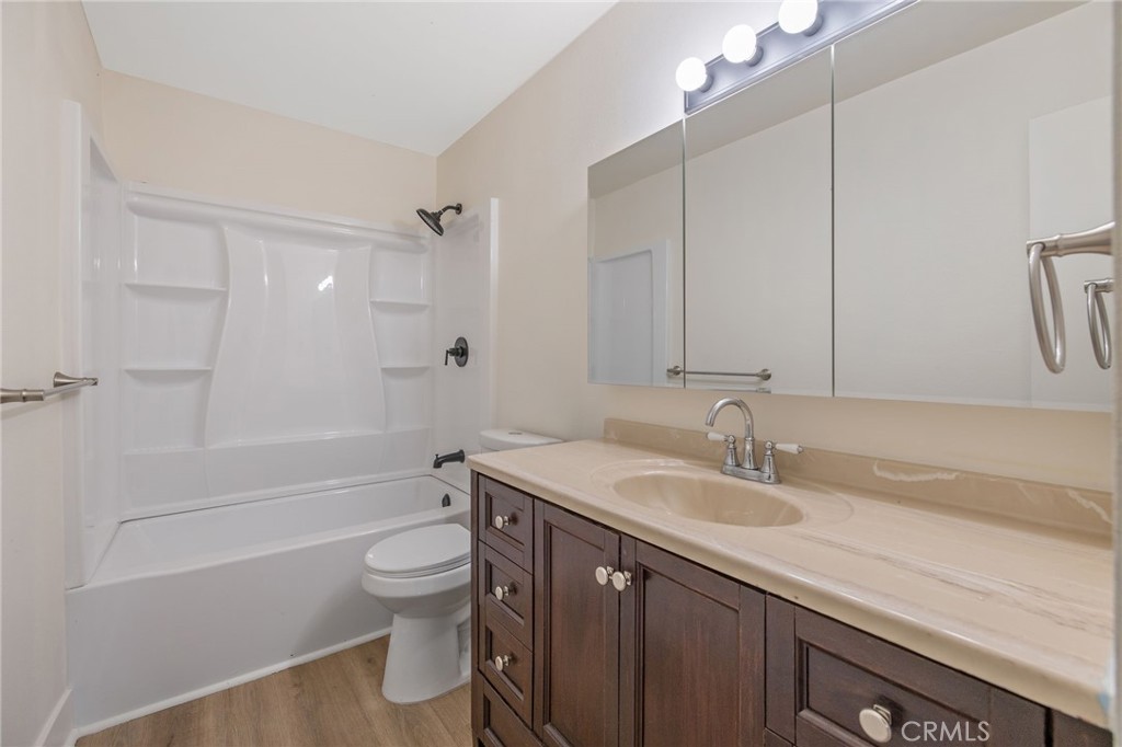 988 Laurel Property Photo 22