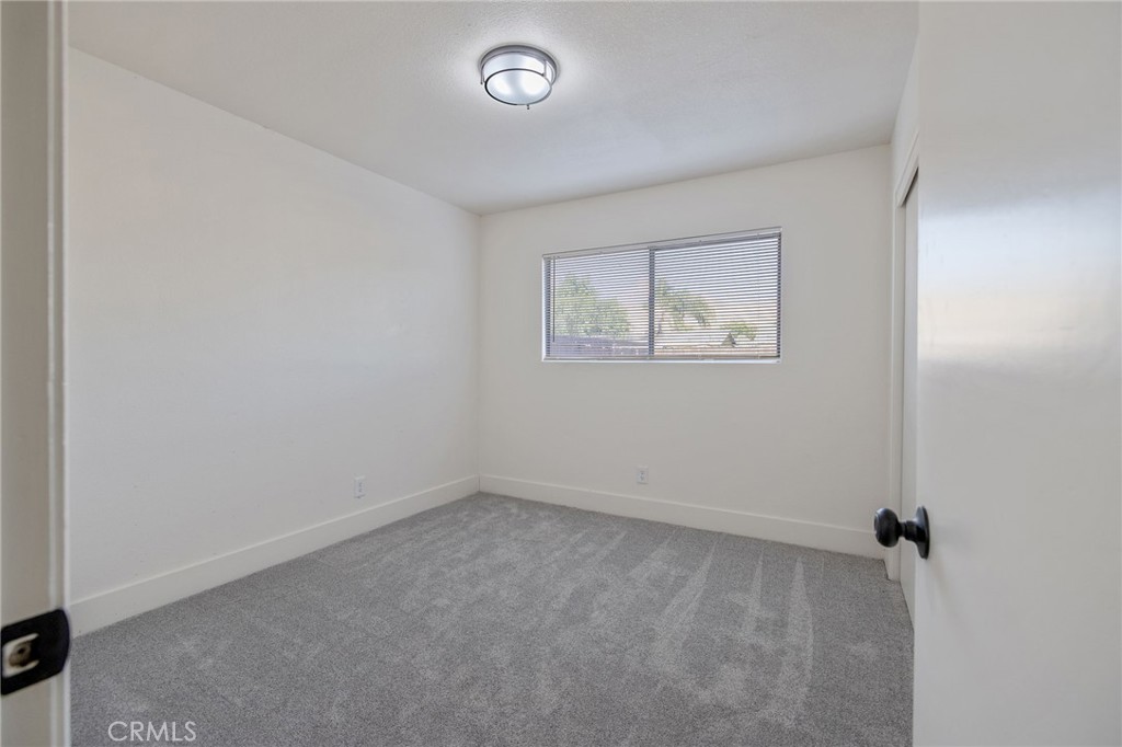 988 Laurel Property Photo 23
