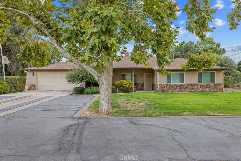 1714 N Blythe Property Photo 1