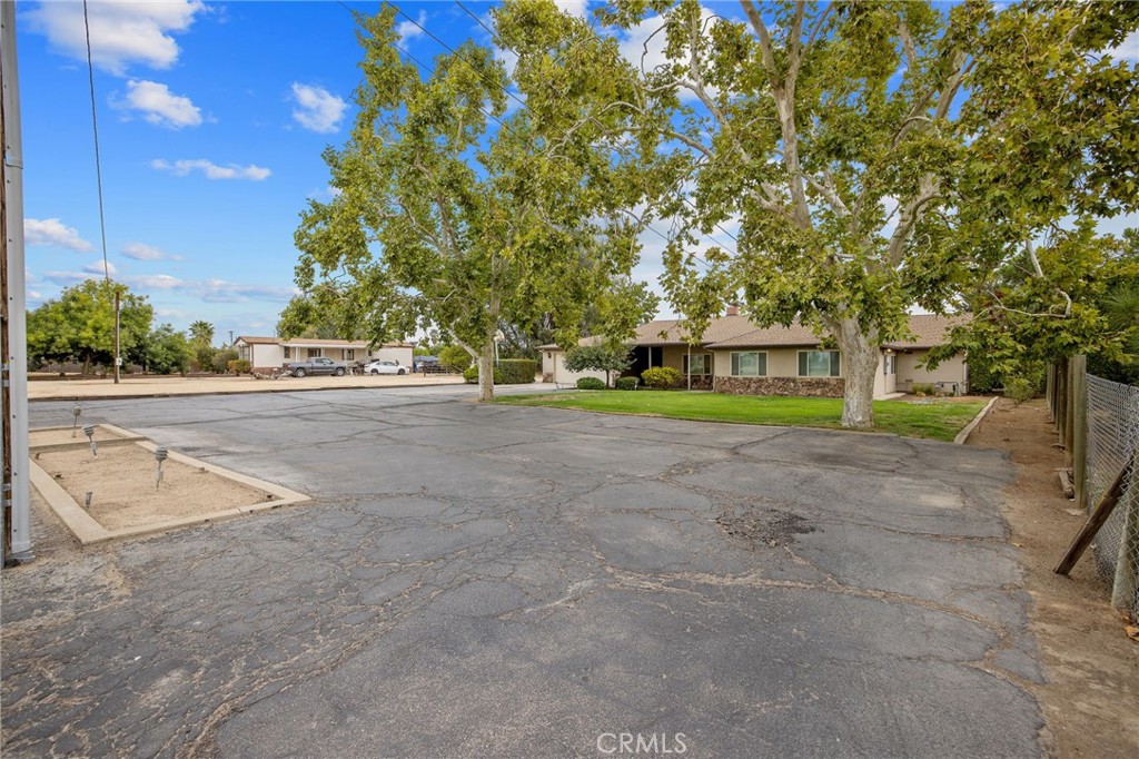 1714 N Blythe Property Photo 4