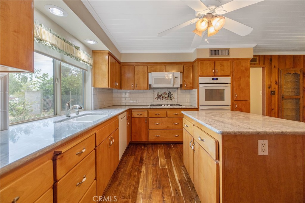 1714 N Blythe Property Photo 17