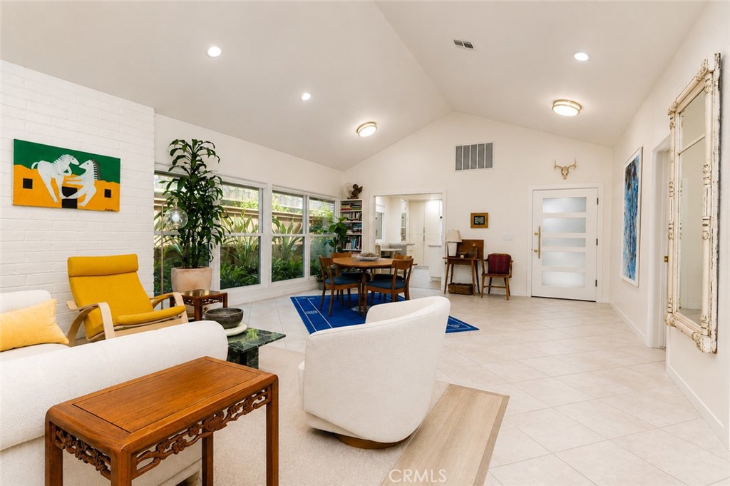 5031 N Van Ness Property Photo 6