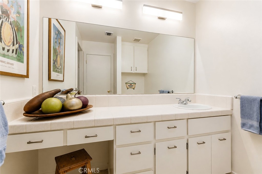 5031 N Van Ness Property Photo 13