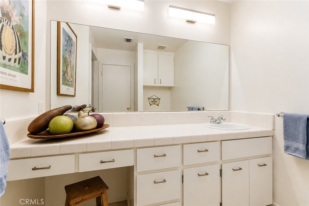 5031 N Van Ness Property Photo 13